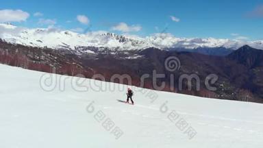 空中飞行：飞越徒步旅行者，朝雪山顶走去，滑雪观光登山雪山，阿尔卑斯山全景